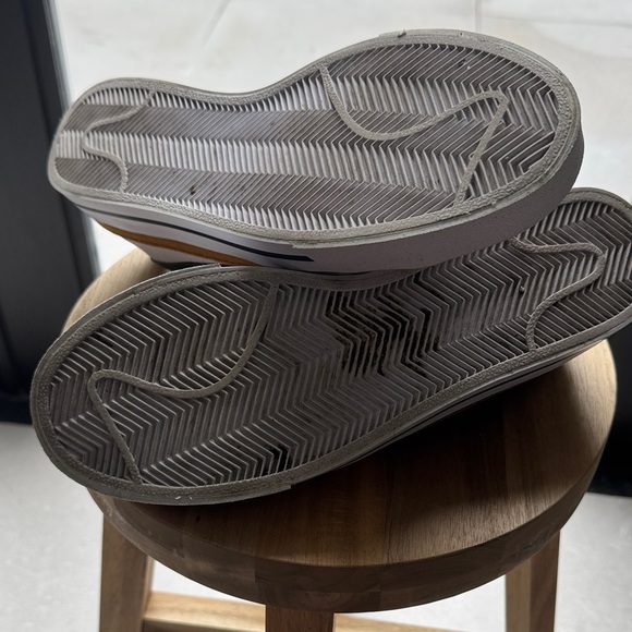 Nike Women’s White and Black Sneakers with Tan Trim - Picture 4 of 4